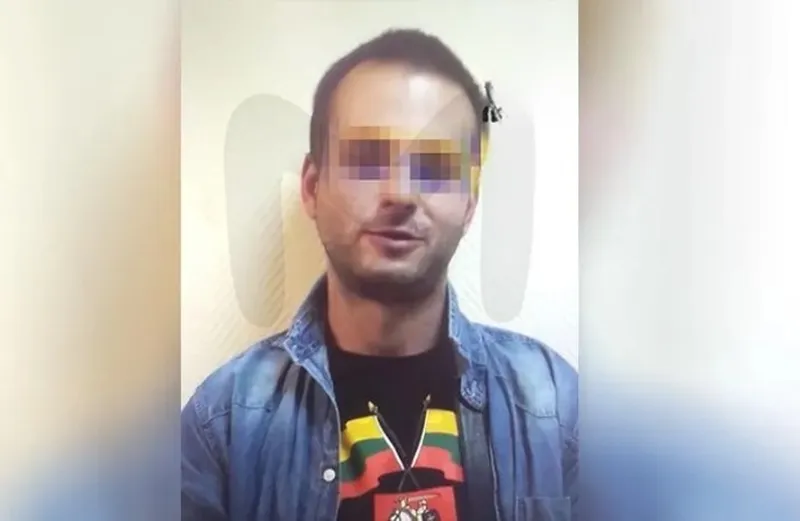 Мужчину, который сжег российский флаг, приговорили к 10 годам тюрьмы