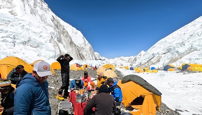 Уборщики Эвереста очищают гору от тел погибших альпинистов