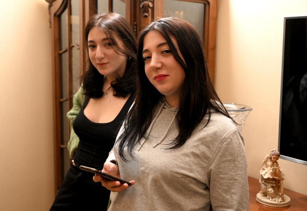 Сестры-близняшки нашли друг друга спустя 17 лет после разлуки с помощью соцсетей