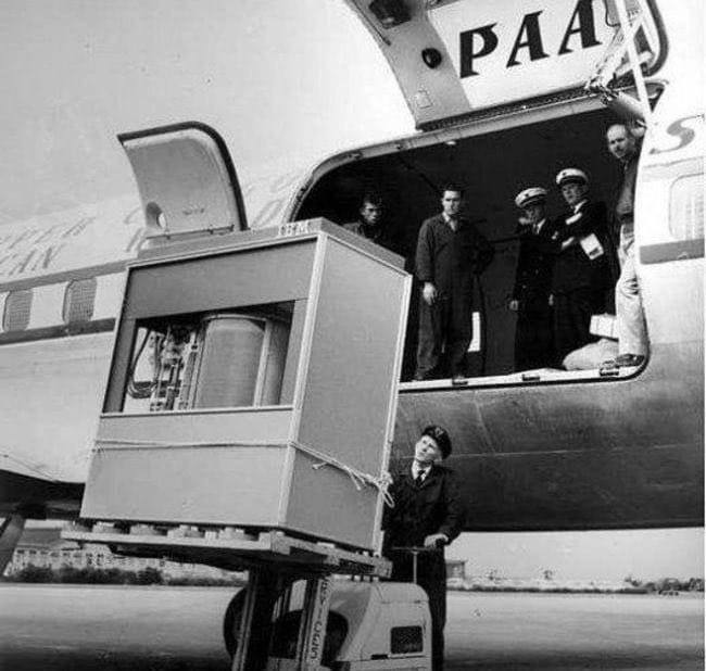 Жёсткий диск ёмкостью 3,75 МБ загружается в самолёт в 1956 году
