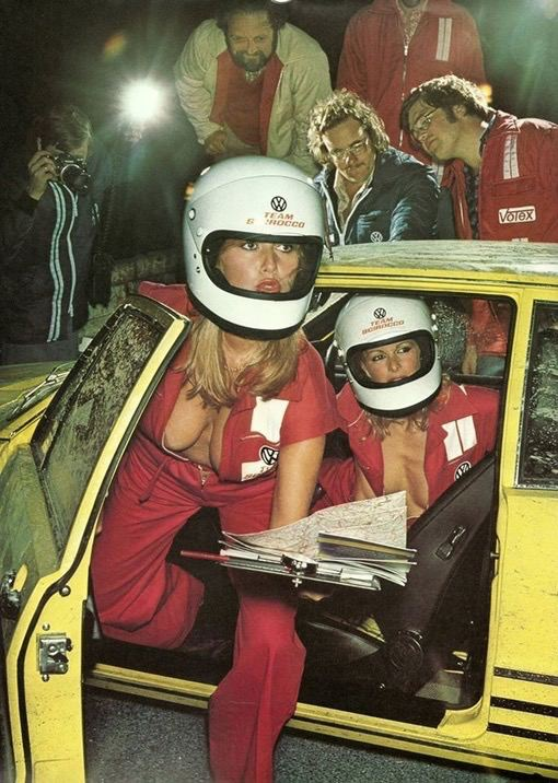 Женский экипaж VW Scirocco Rally выходит к журналистам после гонки. Γеpмaния, 1977 год