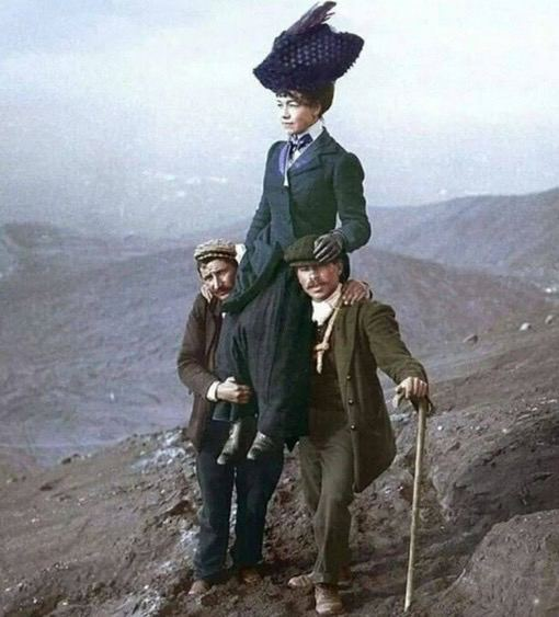 Горные гиды несут богатую дамочку, возжелавшую взойти на Везувий. 1910 год