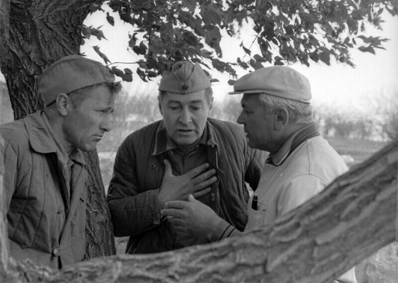 Василий Шукшин, Вячеслав Тихонов и Сергей Бондарчук на съёмках фильма "Они сражались за Родину"