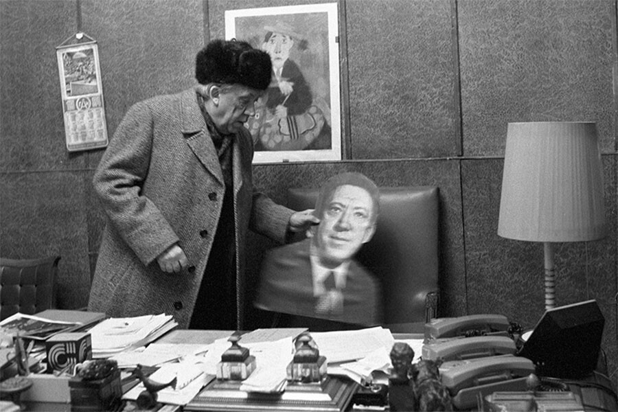 Директор цирка на Цветном бульваре Ю.В. Никулин, уходя с работы, оставляет своего заместителя