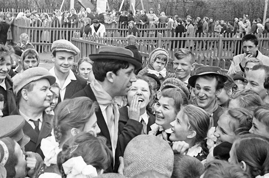 Юрий Никулин и Михаил Шуйдин во время встречи с зрителями, 1962 год