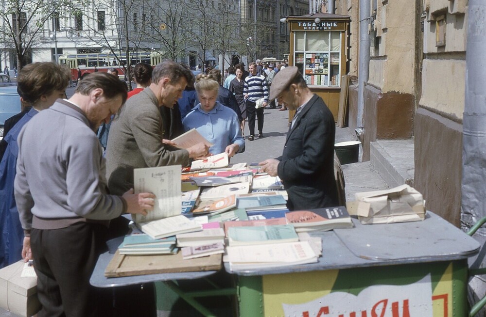 Торговля книгами на Неглинной улице.