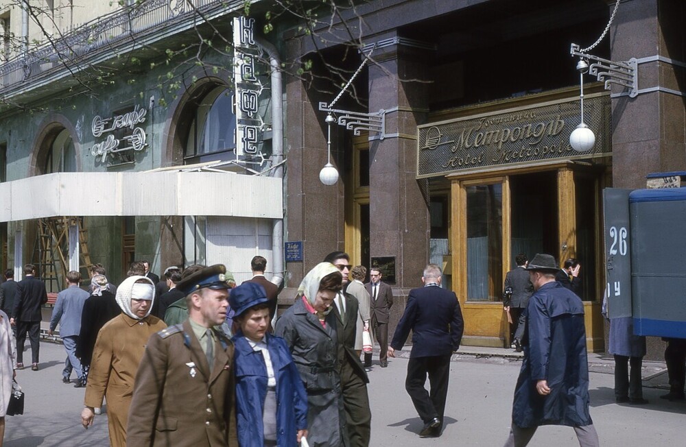 Около гостиницы "Метрополь".