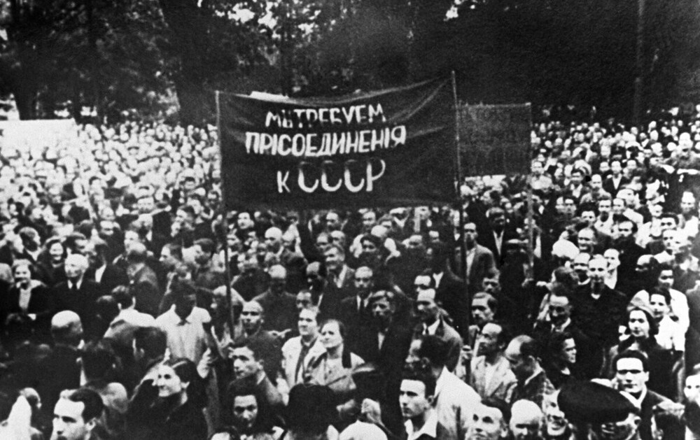 Тяжелое детство - деревянные игрушки прибитые к полу