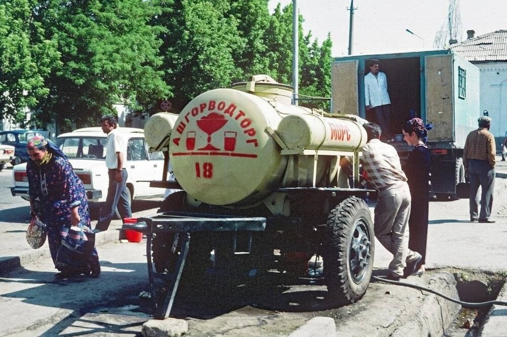 Продажа морса из бочек. Ашхабад. 1990 год