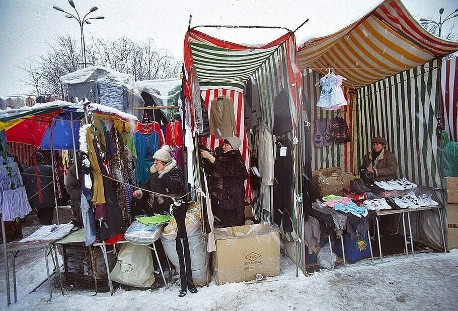 Барахолка на Удельной. Санкт-Петербург, Выборгский район, 2002 год