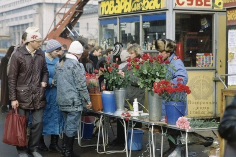 Продажа цветов на 8 марта в Москве, 1992 год