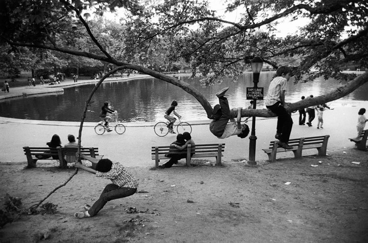 8. Пол МакДонаф приехал в Нью-Йорка в 1967 году и начал фотографировать уникальные моменты, происходящие вокруг него. Он искал прекрасные, случайные кадры на улицах города