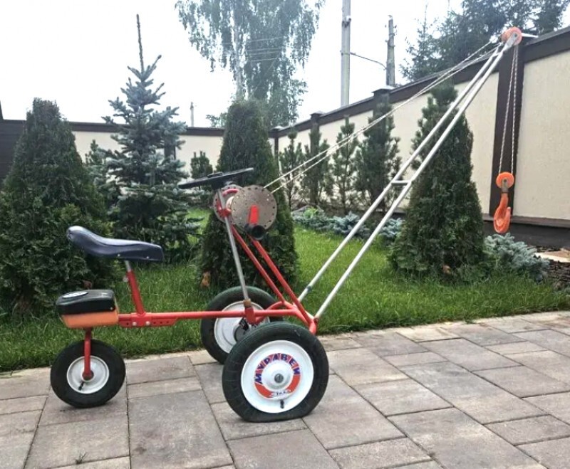 Подъемный кран с педалями: детская техника времен СССР