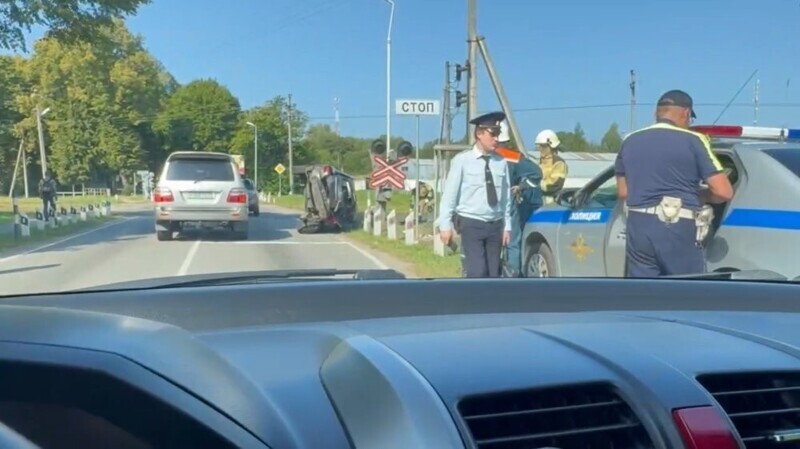 В Калининградской области на ж/д путях легковушка столкнулась с поездом