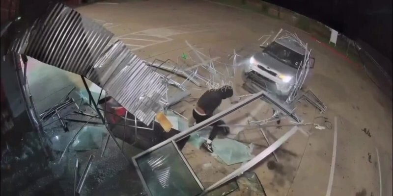 В США группа воров-неудачников попыталась ограбить оружейный магазин, украв лишь ножи и фонарик