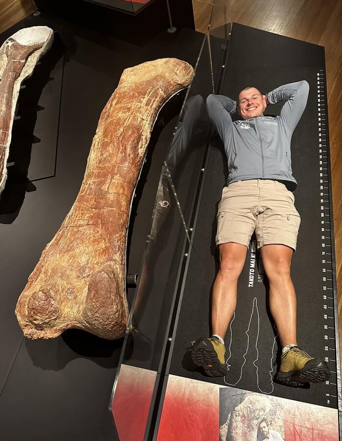 19. «Человек рядом с бедренной костью зауропода Patagotitan Mayorum. Это один из самых крупных динозавров в истории»