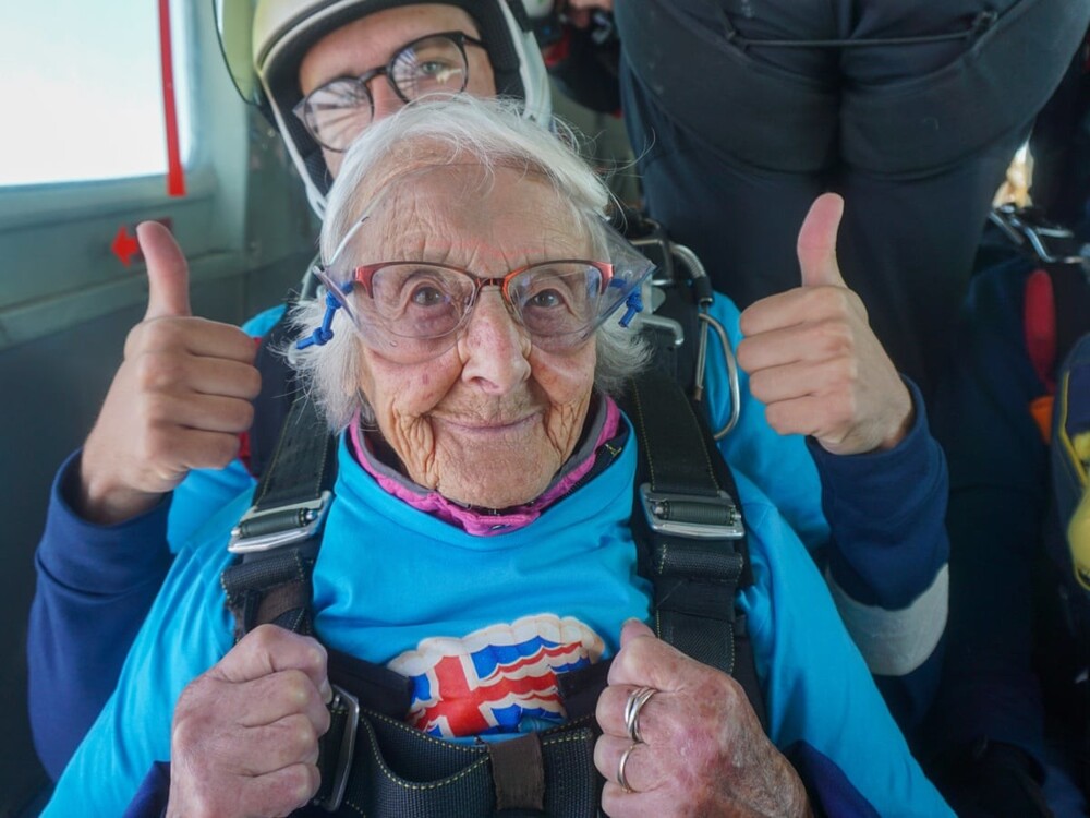 102-летняя британка прыгнула с парашютом в свой день рождения