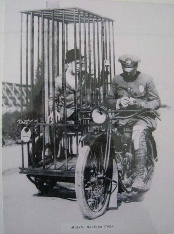 9. Полицейский на мотоцикле Harley-Davidson перевозит заключенного в клетке, 1921 год