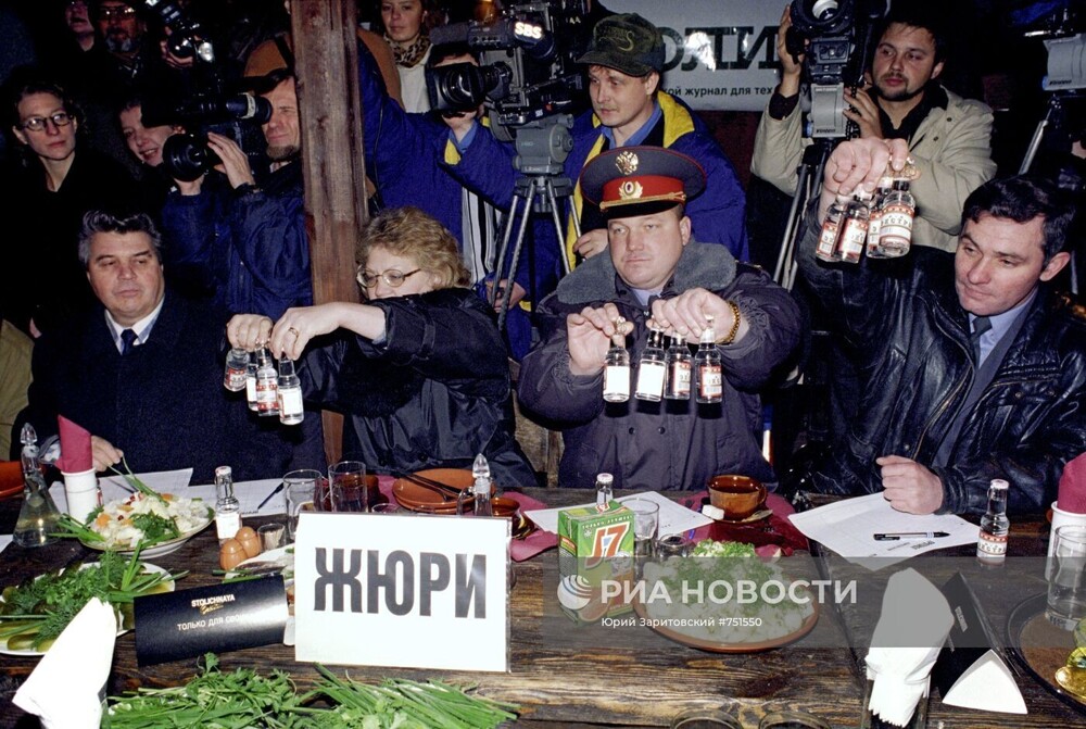 Жюри на первом чемпионате  Москвы по "спортивному выпиванию", организованном журналом "Столица" и радиостанцией "Серебряный дождь", 1997 год.