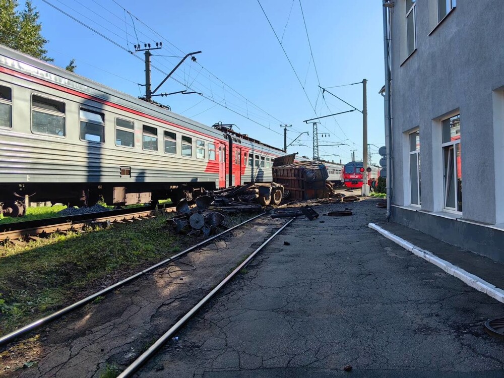 Момент столкновения электрички и грузовика в Ленобласти попал на видео