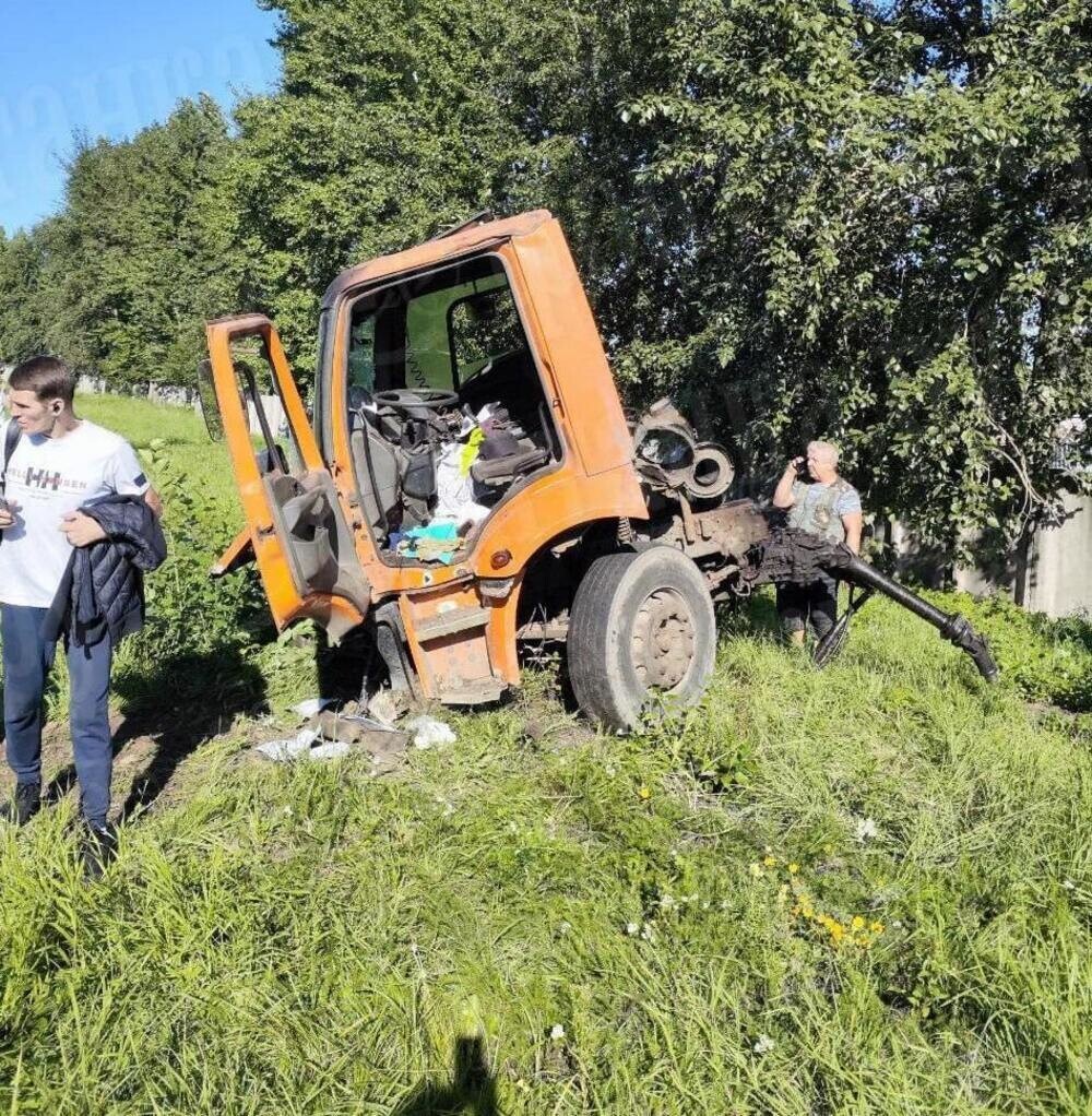 Момент столкновения электрички и грузовика в Ленобласти попал на видео