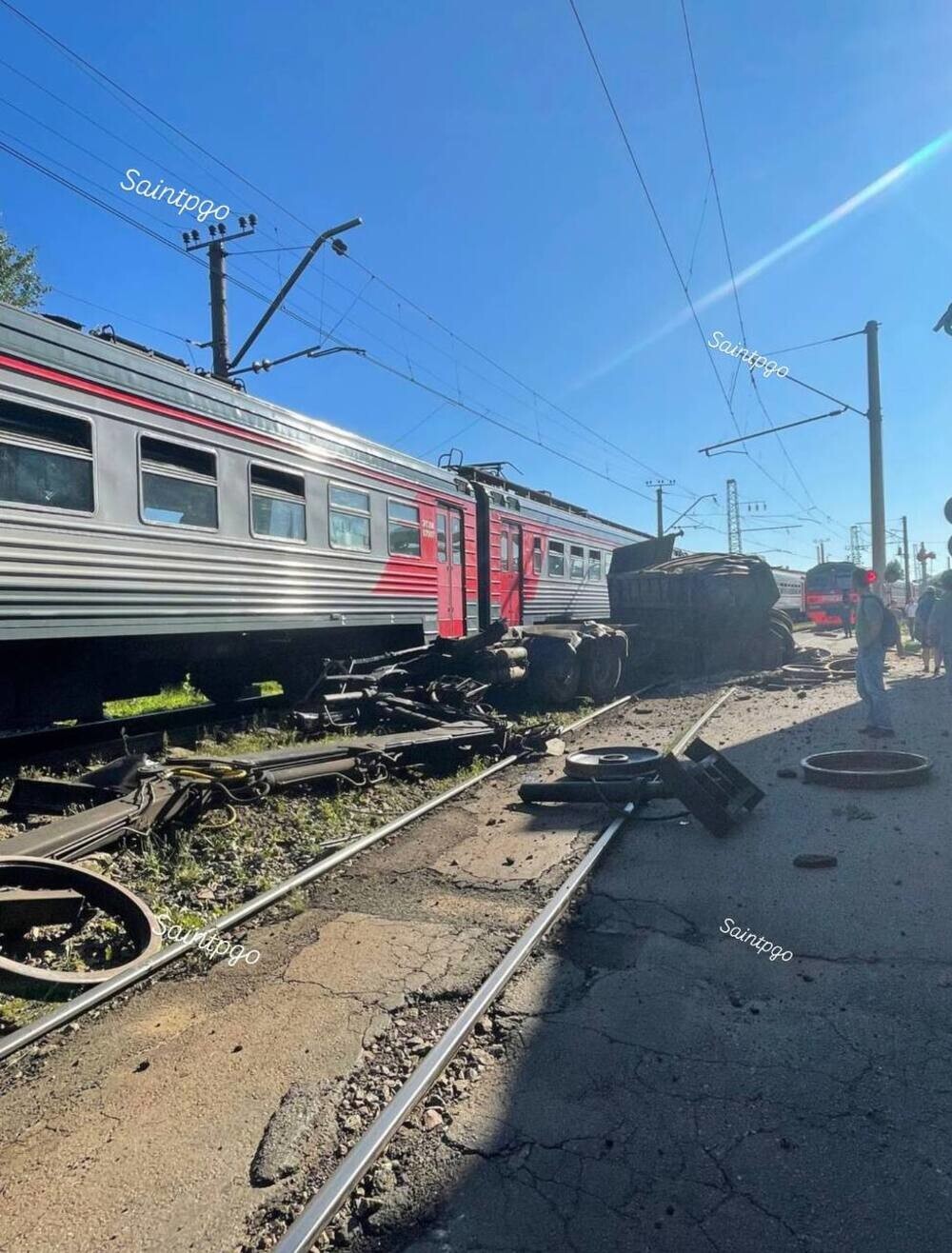 Момент столкновения электрички и грузовика в Ленобласти попал на видео