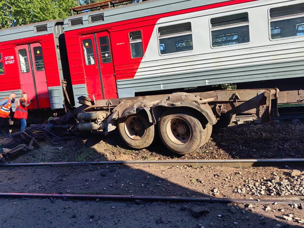 Момент столкновения электрички и грузовика в Ленобласти попал на видео