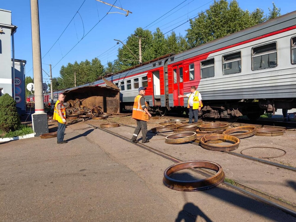 Момент столкновения электрички и грузовика в Ленобласти попал на видео