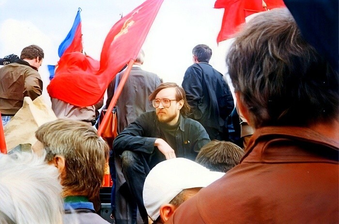 Ходит дурачок по миру?