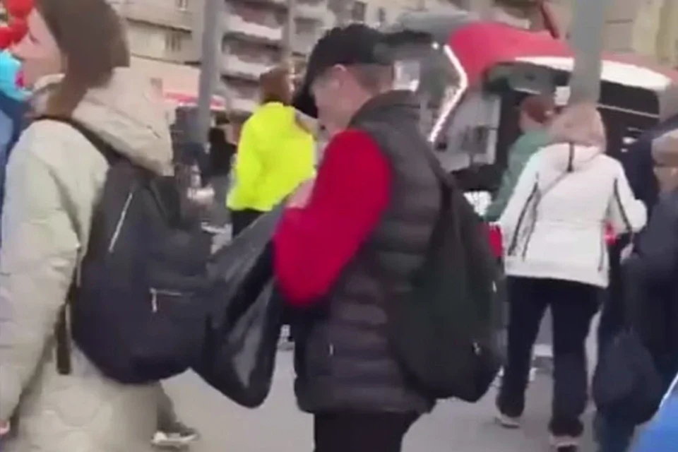 "Принимай его!": в Петербурге оперативники задержали с поличным вора-рецидивиста в момент кражи