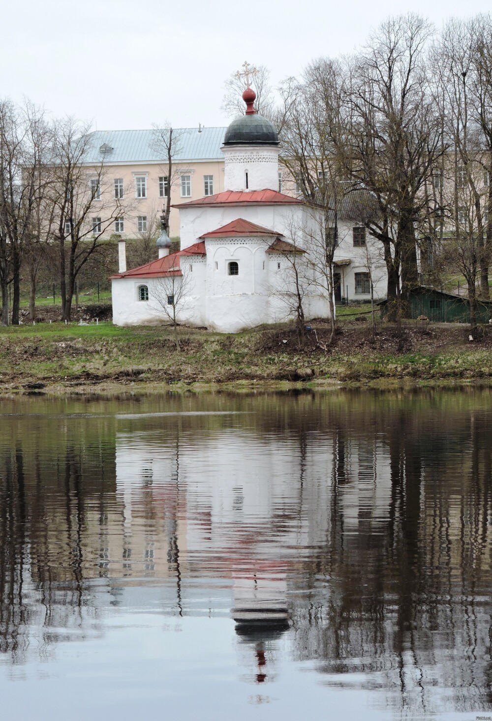 На берегу реки Великой