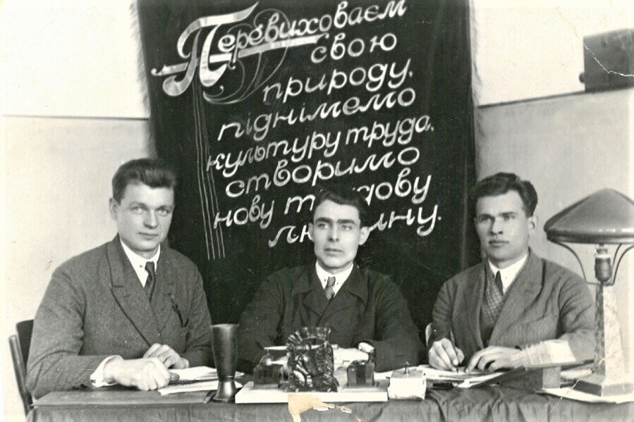 1934 год. Брежнев среди работников обкома ВКП(б) (г. Днепродзержинск).