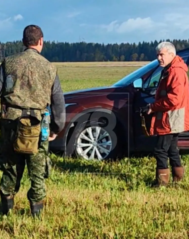 "Да какие вы люди?!": в Ленинградской области фермер угрожал карабином "черным копателям", искавшим на поле старинные артефакты