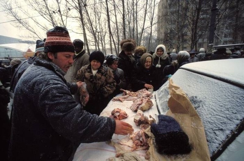 Предновогодняя торговля на багажнике своего авто. 1991 год.