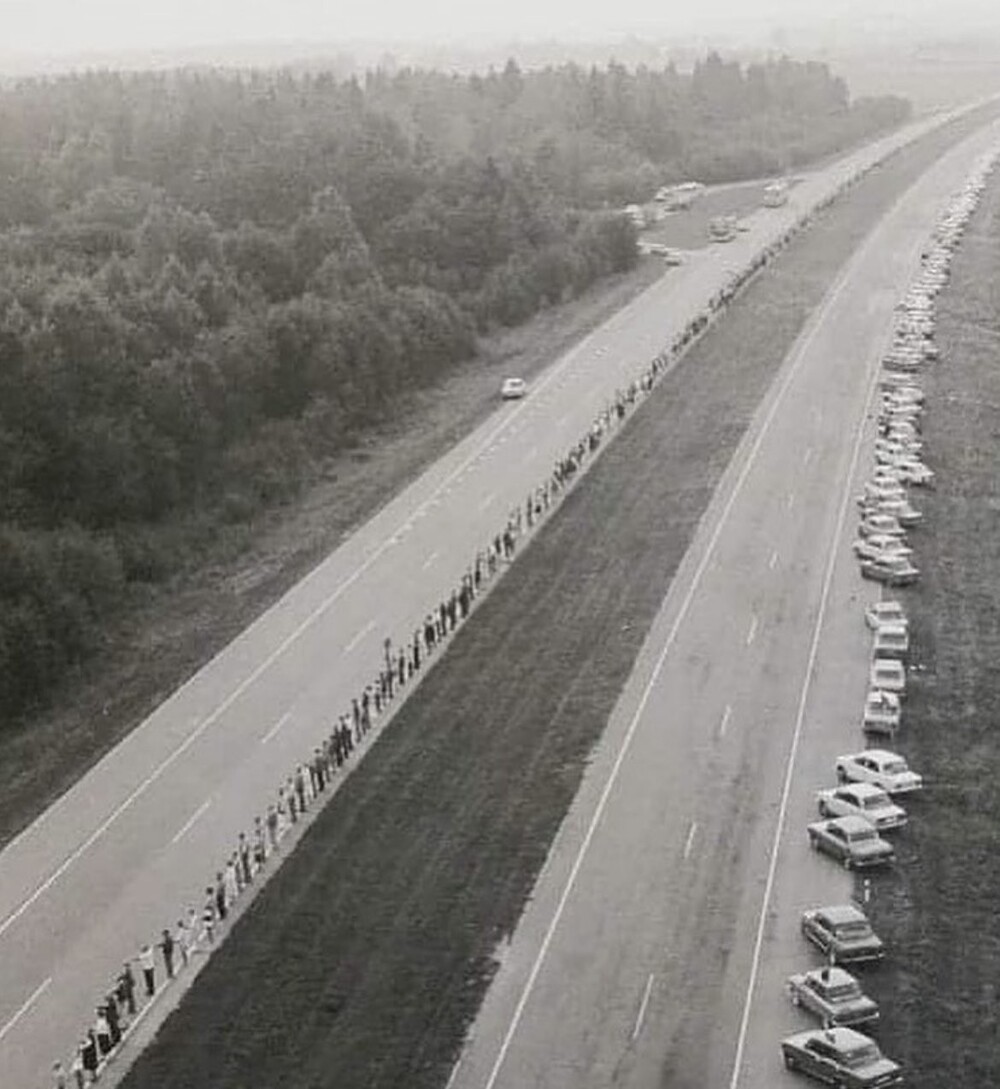 8. 23 августа 1989 года в Литве, Латвии и Эстонии прошла акция "Балтийский путь"