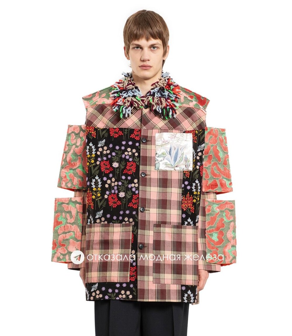 8. Обои на стене за шкафом: Walter Van Beirendonck €1825