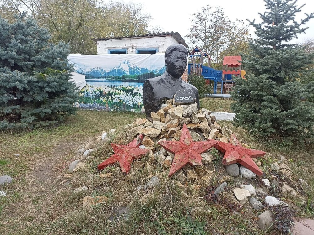 "Я художник, я так вижу!": в сети завирусились фото памятника Сталину в станице под Ставрополем