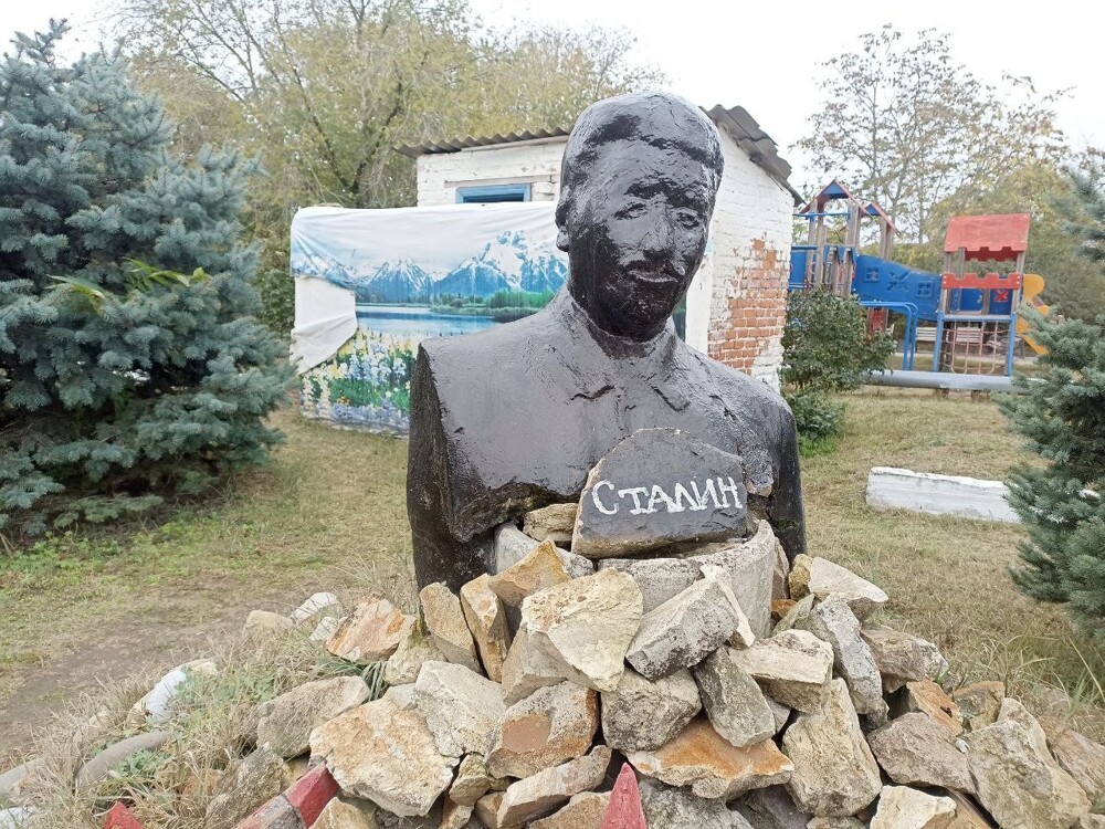 "Я художник, я так вижу!": в сети завирусились фото памятника Сталину в станице под Ставрополем