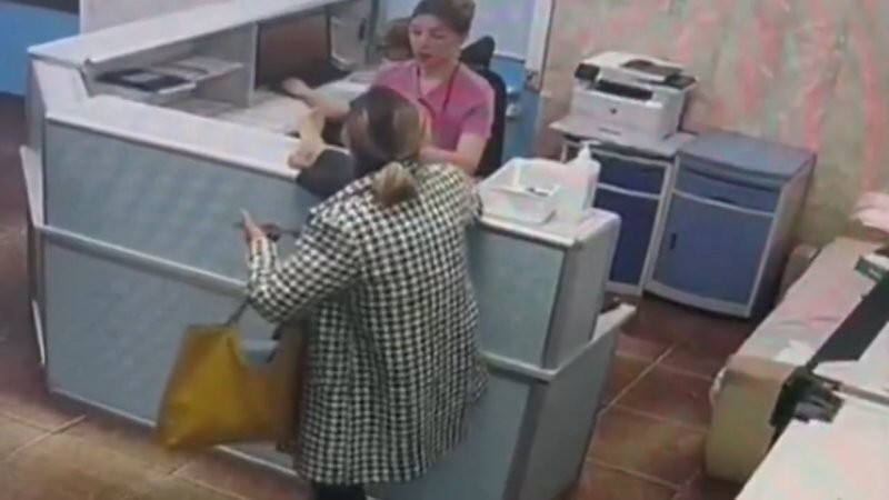 «Помажьте чем-нибудь»: жительница Долгопрудного закинула ногу на стойку регистратуры в поликлинике
