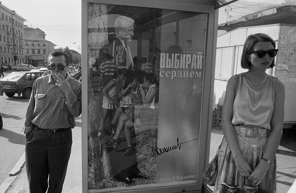 Задумчивые люди на остановке. Казань, 1996 год.