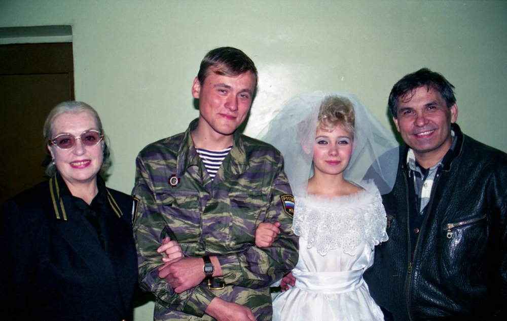 Лидия Федосеева-Шукшина и Бари Алибасов на свадьбе российского солдата Станислава Титова во время гастролей с группой «На-На» в Чечне, 1996 год.