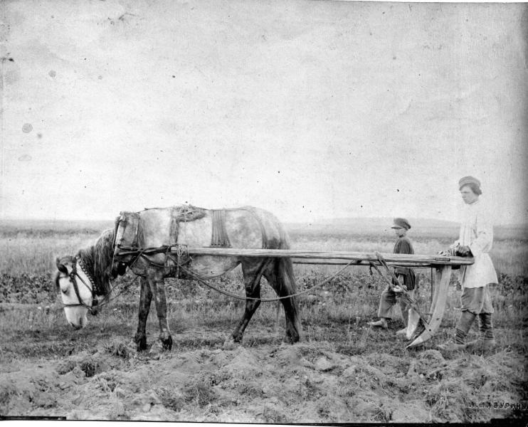 Крестьянин с мальчиком за сохой Дата съемки-1910 - 1915