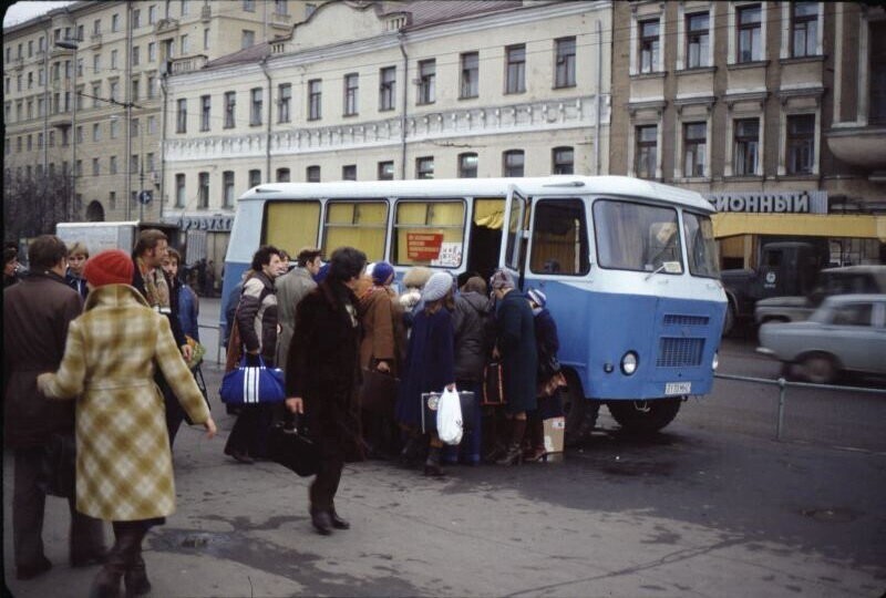 Около станции метро "Новослободская" с автобусика "Кубань" продают что-то очень востребованное!