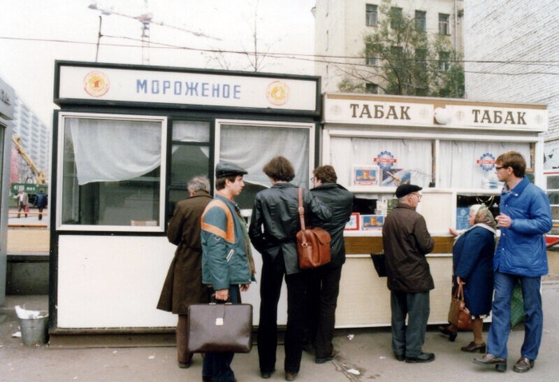 Киоски с мороженым и табаком на Октябрьской площади (ныне - Калужская площадь).