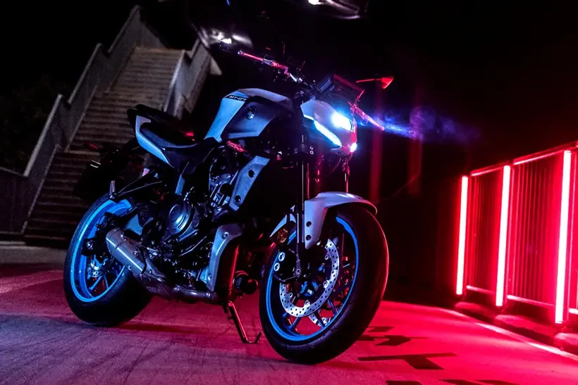 Yamaha MT-07 после радикальной переделки стала легче, несмотря на технические улучшения, но сохранила двигатель CP2