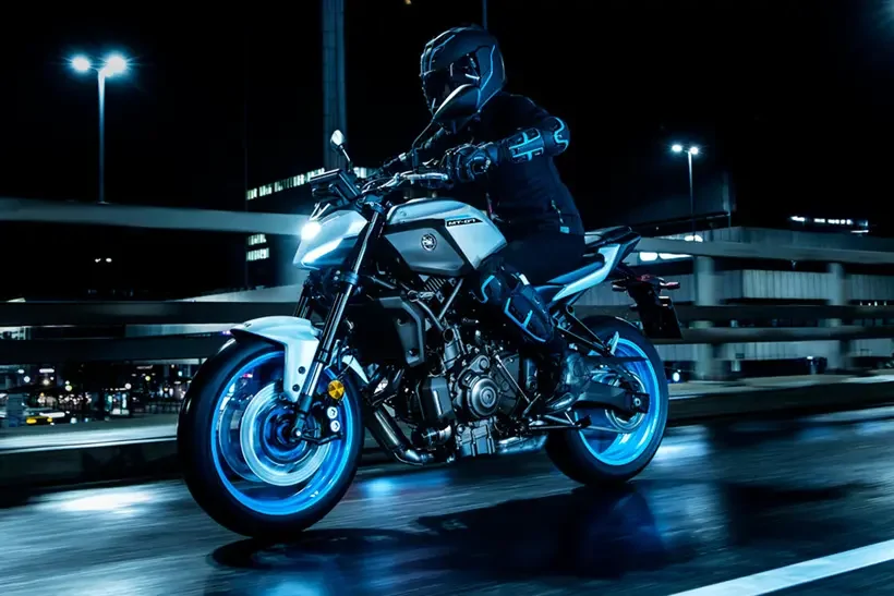 Yamaha MT-07 после радикальной переделки стала легче, несмотря на технические улучшения, но сохранила двигатель CP2