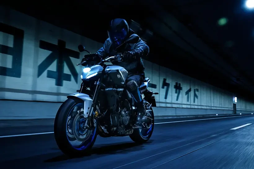 Yamaha MT-07 после радикальной переделки стала легче, несмотря на технические улучшения, но сохранила двигатель CP2