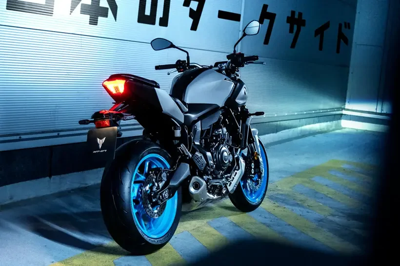 Yamaha MT-07 после радикальной переделки стала легче, несмотря на технические улучшения, но сохранила двигатель CP2