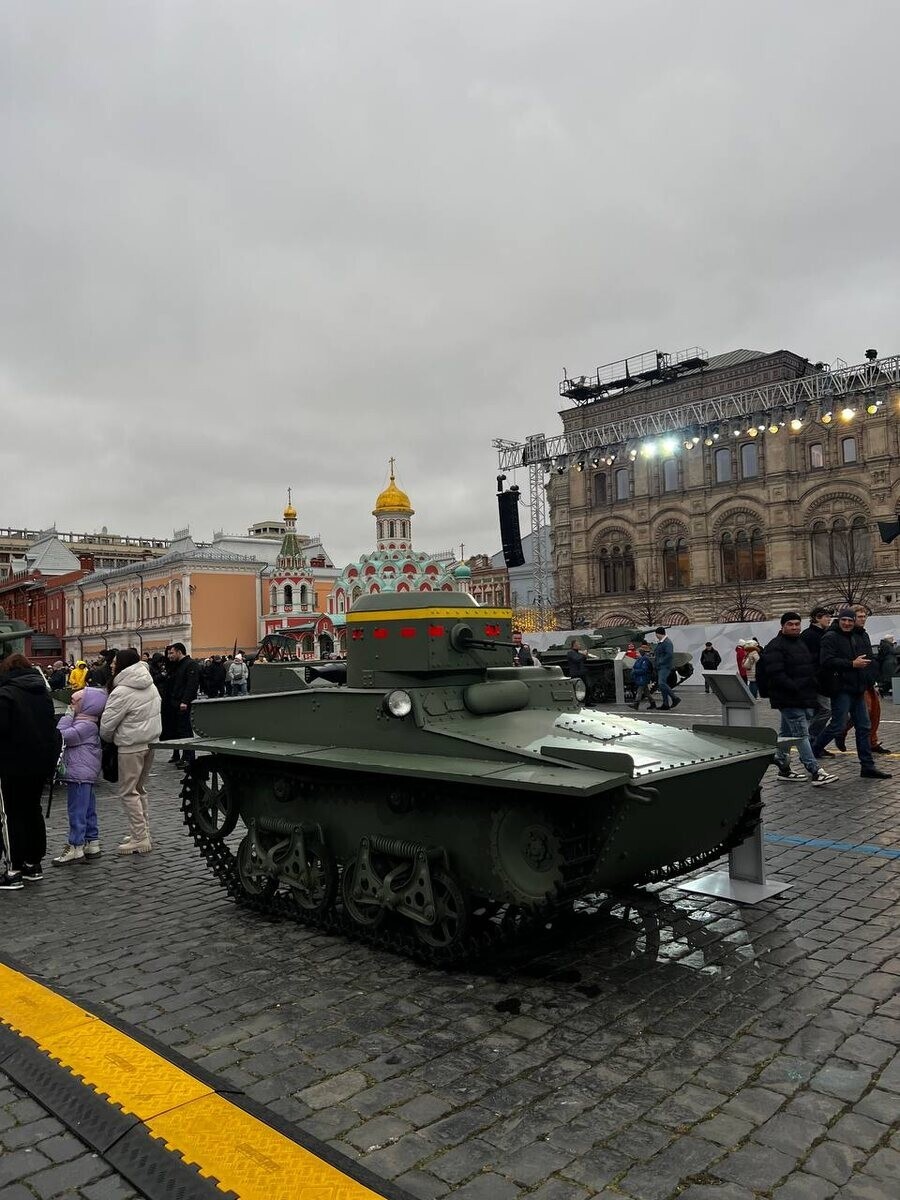 На Красной площади заработал Музей под открытым небом в честь парада 7 ноября 1941 года. Советую к посещению