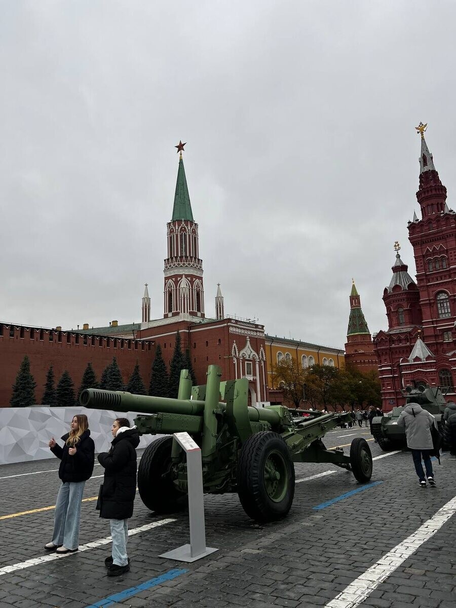 На Красной площади заработал Музей под открытым небом в честь парада 7 ноября 1941 года. Советую к посещению